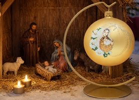 elegant julekugle i guld med religiøst motiv